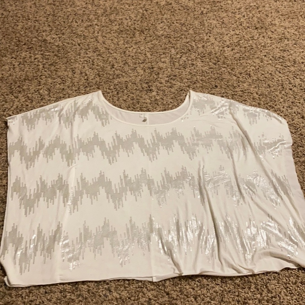 Cute flyaway top. Super cute size large